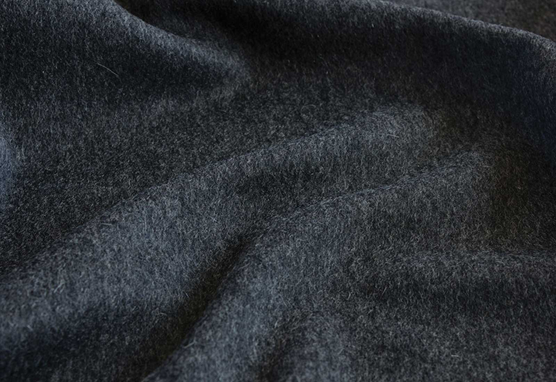 Đây là loại len được lấy từ lớp lông tơ mềm mượt nhất của dê Cashmere. 
