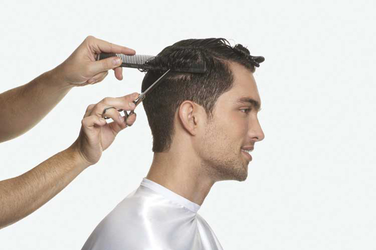 Thợ cắt tóc sẽ là "chuyên viên" tư vấn hữu ích nhất giúp bạn tìm ra kiểu tóc ưng ý.