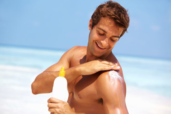 Thoa kem chống nắng giúp bảo vệ da bạn khỏi ánh nắng mặt trời.