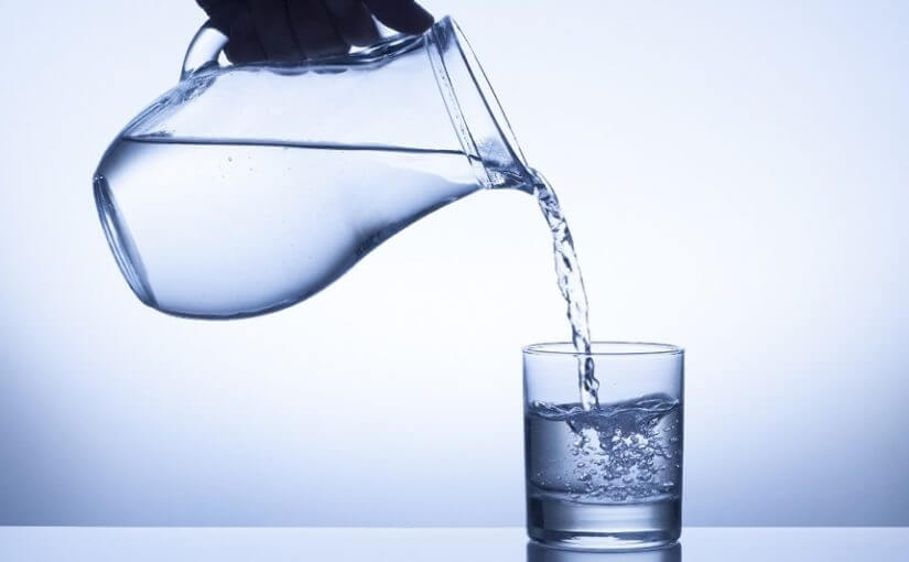 Việc uống nước tưởng chừng nhỏ nhặt và không quan trọng nhưng lại có tác dụng ngừa lão hóa hiệu quả.