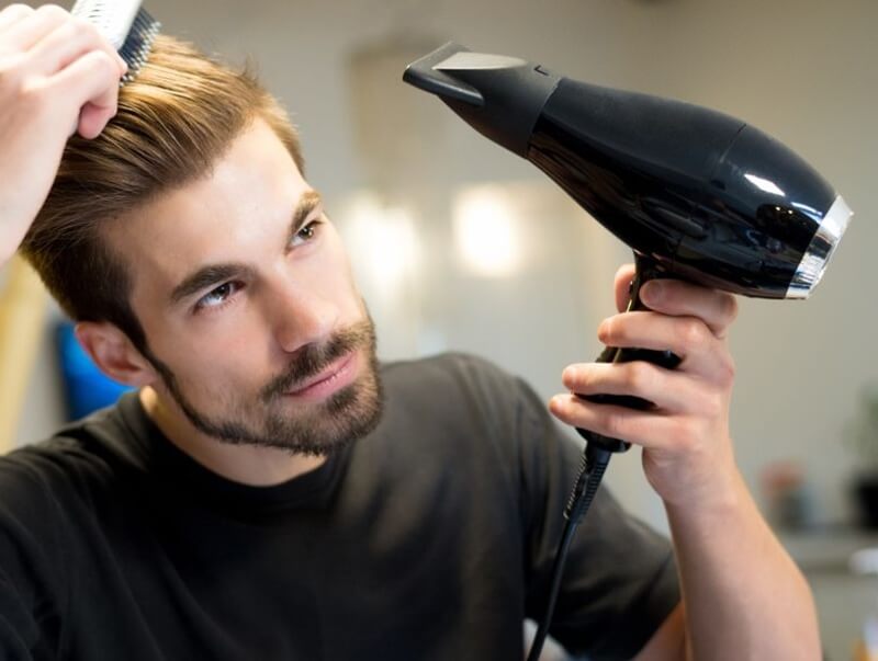 Sử dụng máy sấy tóc đúng cách sẽ giảm thiểu rụng tóc ở nam giới