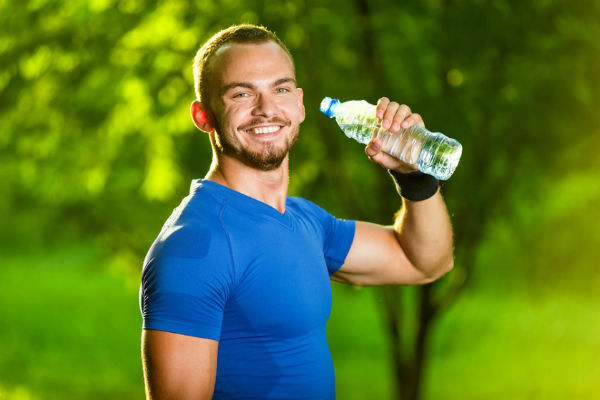 Uống thật nhiều nước để cơ thể điều hòa tốt