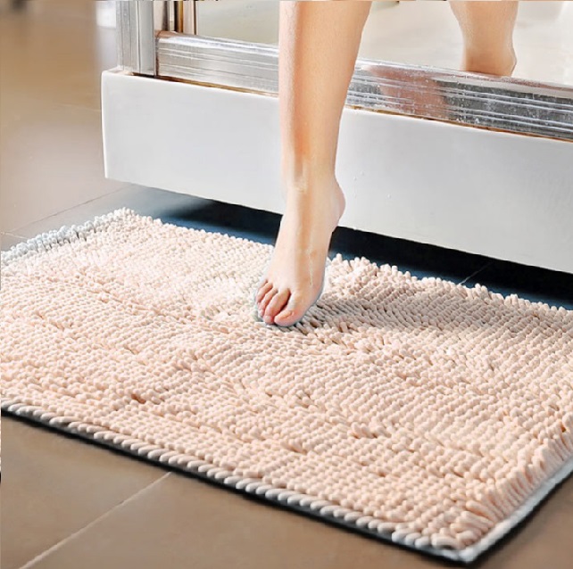 Thảm tắm là vật dụng cần thiết giúp bạn lau khô đôi chân của mình.