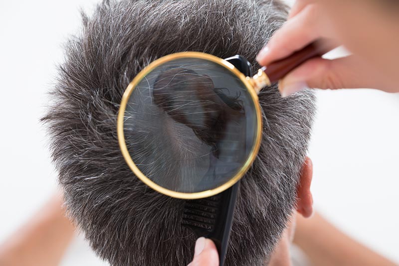 Kiểm tra tình trạng tóc là điều cần thiết trước khi nhuộm tóc màu khói.