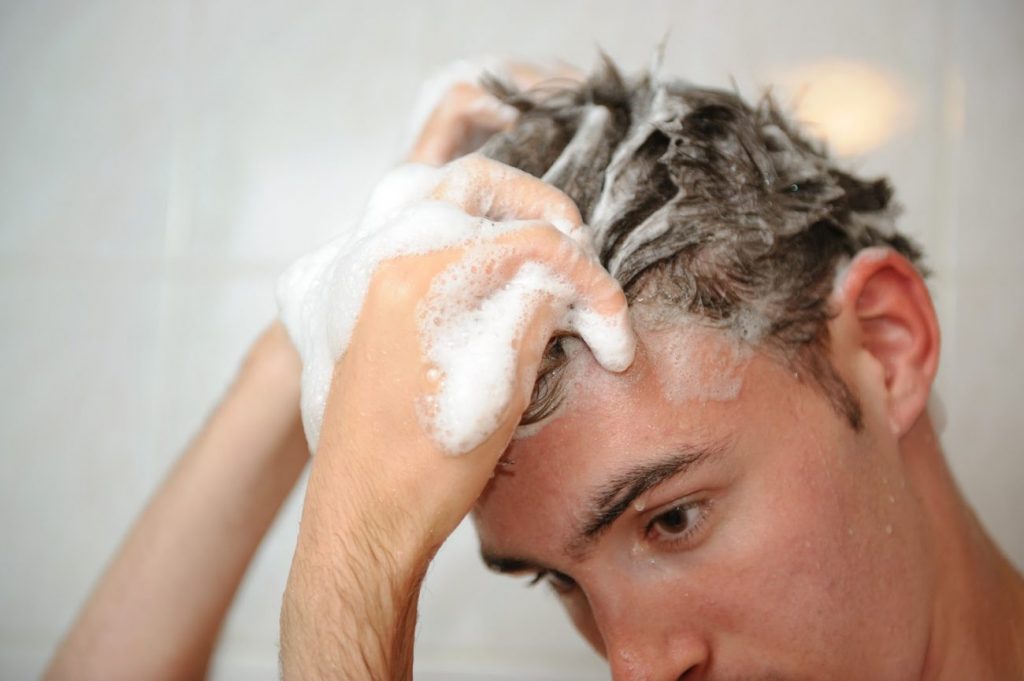 Sau khi nhuộm, bạn cần sử dụng loại dầu gội chuyên dụng để không làm phai màu tóc.