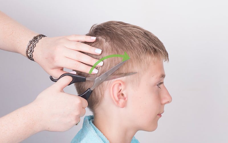 Nên nhớ khi cắt tóc xung quanh tai thì nhớ gấp tai của bé xuống (bạn có thể nhờ bé giữ hộ) để tránh việc bạn vô tình chạm kéo vào tai bé.