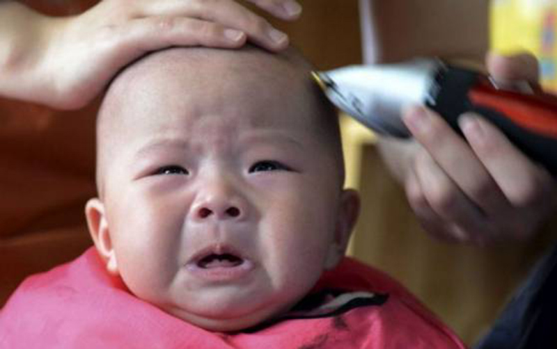 Việc cạo hết tóc không hề làm cho bé mát mẻ. Thậm chí còn gây tổn thương da đầu của con và rất dễ bị nhiễm trùng.