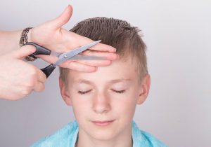 Hướng dẫn cha mẹ tự cắt tóc cho bé trai tại nhà cực dễ