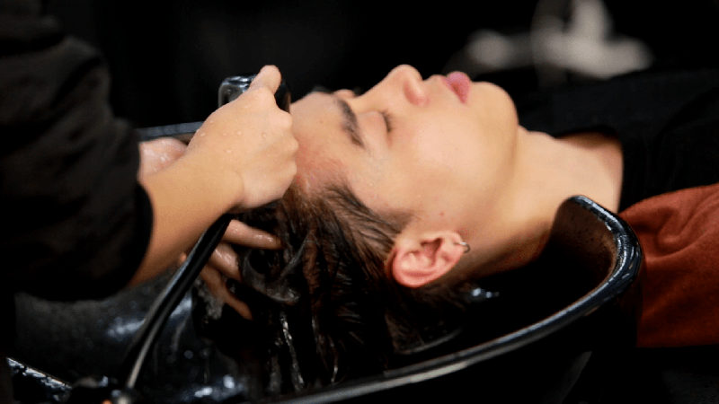 Bạn hãy gội sạch đầu trước khi nhuộm tóc và nên cắt bỏ luôn những phần tóc xơ, tóc chẻ ngọn.