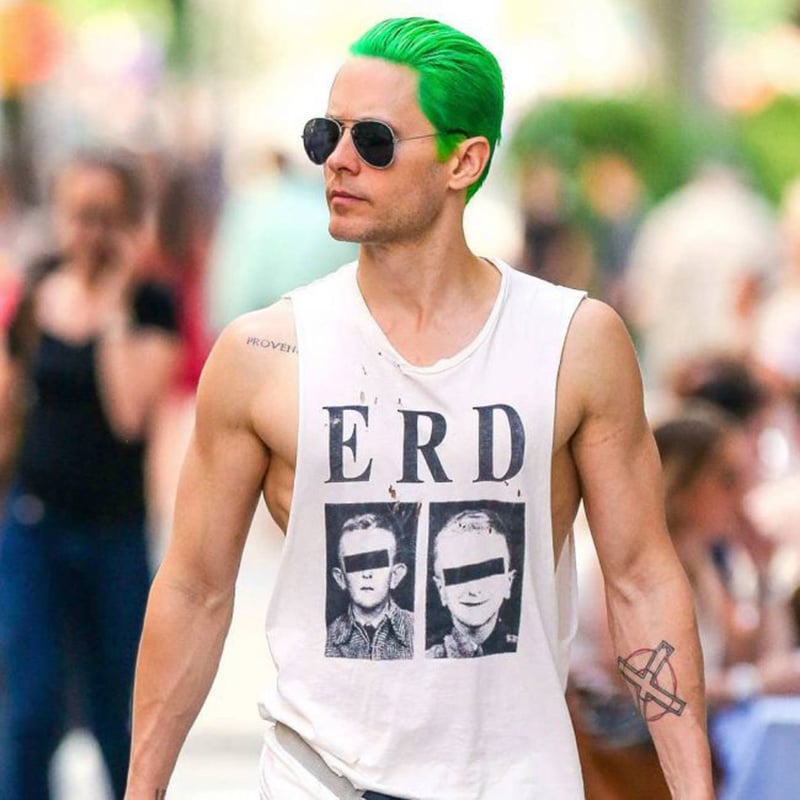 Jared Leto - Chàng “hoàng tử tội phạm” với mái tóc Slick Back vuốt ngược màu xanh.