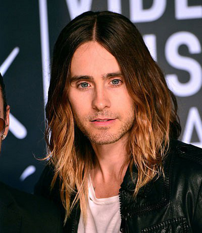 Trông Jared đã chất rồi nay lại còn thêm quyến rũ nổi bật hơn với mái tóc dài đầy kịch nghệ này.