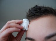 Mách chàng 12 cách làm sạch thuốc nhuộm tóc dính trên da