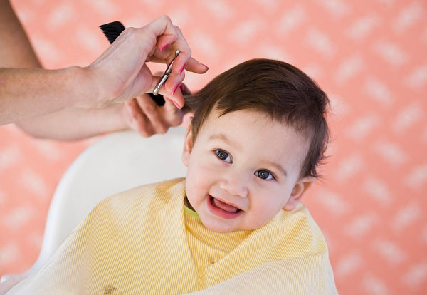 Mẹo ‘dỗ dành’ khi lần đầu đi salon cắt tóc cho bé trai