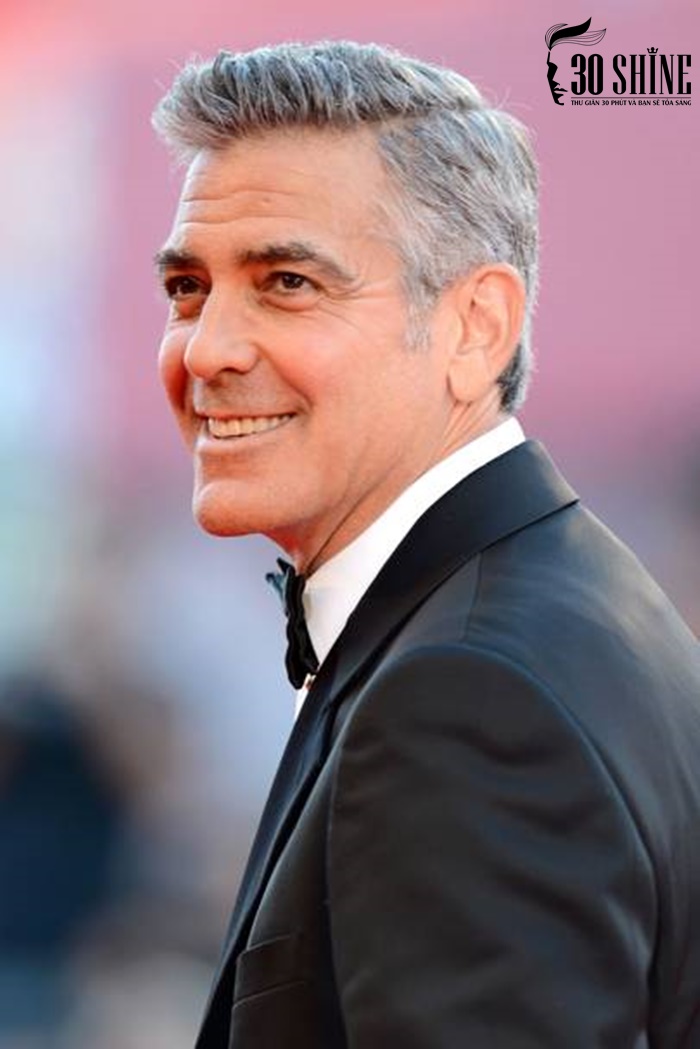 George Clooney cho thấy câu nói "Gừng càng già càng cay" rất đúng khi lựa chọn kiểu tóc xám này
