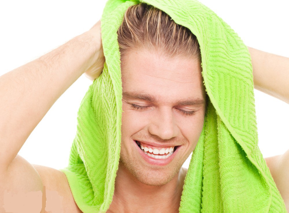 Dùng khăn xoa nhẹ lên tóc sẽ giúp hạn chế tối đa tình trạng gãy rụng.