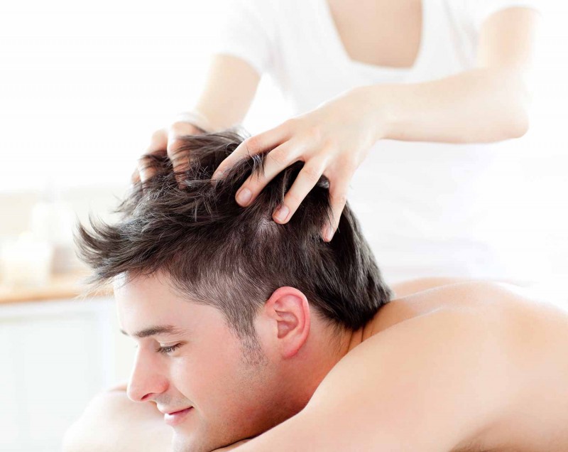 Massage đầu vừa giúp bạn thư giãn tinh thần vừa mang đến cho bạn mái tóc nam đẹp.