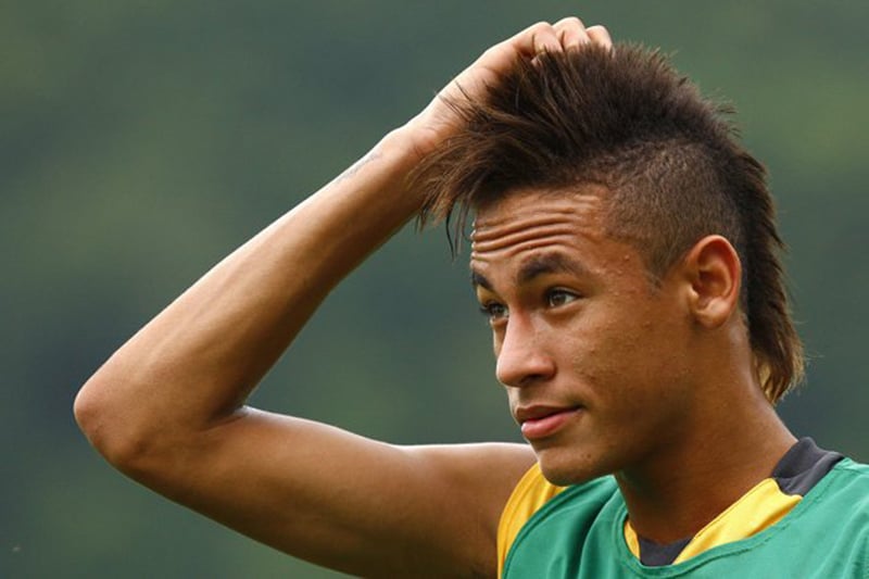 Một trong các kiểu tóc mang hơi hướng vũ công Brazil rất được Neymar yêu thích