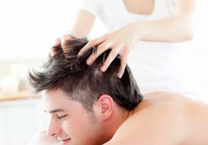 Massage đầu với những loại dầu dưỡng tóc sẽ giúp tóc thêm chắc khỏe.