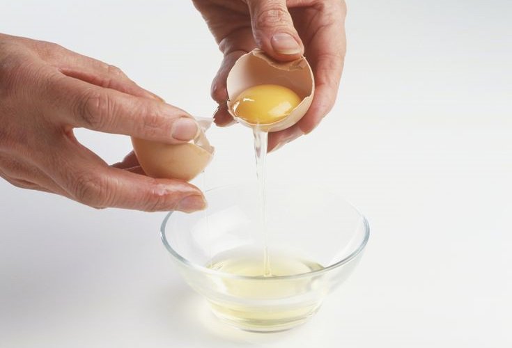 Bạn có thể thêm ít tinh dầu vào hỗn hợp trứng, mayonnaise để dễ chịu hơn khi ủ tóc.