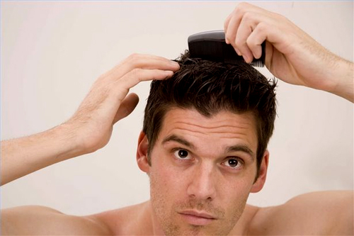 Không nên chải đầu khi ướt để tránh gây hại cho tóc.