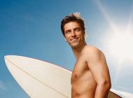 Tia UV từ mặt trời sẽ gây hại lên tóc nam nếu bạn không có phương pháp bảo vệ.