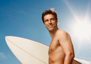 Tia UV từ mặt trời sẽ gây hại lên tóc nam nếu bạn không có phương pháp bảo vệ.