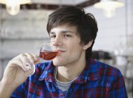 Tóc nam đẹp hơn mỗi ngày với nửa ly rượu vang đỏ và các loại "mặt nạ" từ rượu vang.