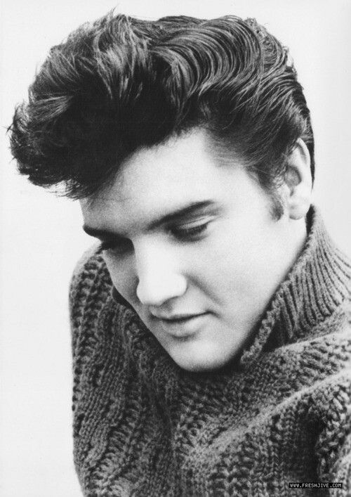 Ông vua nhạc Rock, Elvis Presley là người có công quảng bá đầu quiff rộng rãi. Hình ảnh ông với mái tóc quiff đen, vuốt ngược ra sau bóng mượt trở thành biểu tượng của thập kỷ 50.