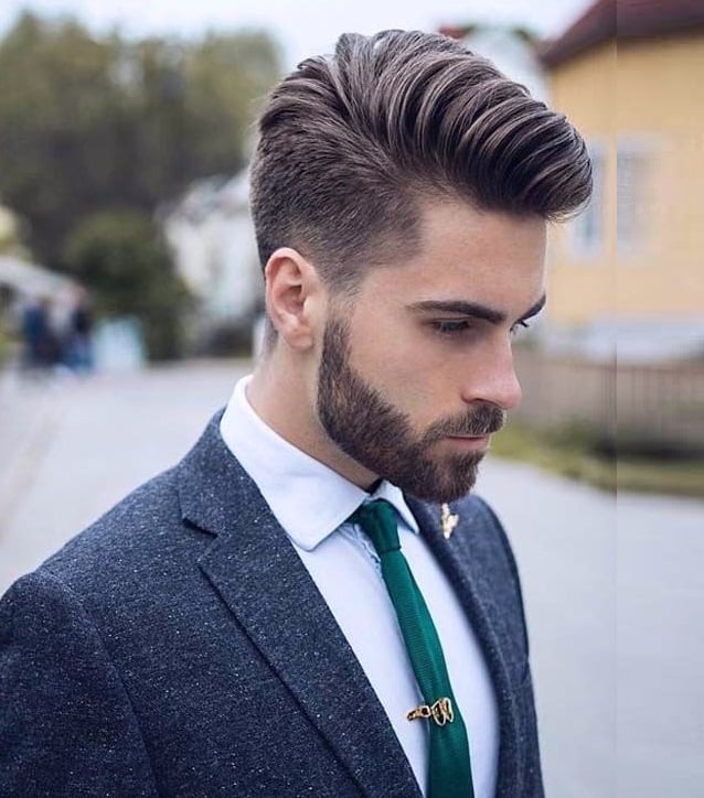 Kiểu tóc pompadour biến bạn thành quý ông lịch lãm trong vest đen.