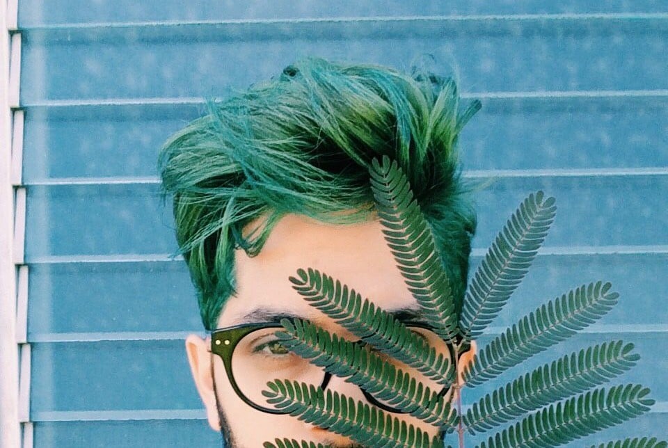 Nhuộm tóc màu xanh rêu được xem hot trend của những năm gần đây  iNews