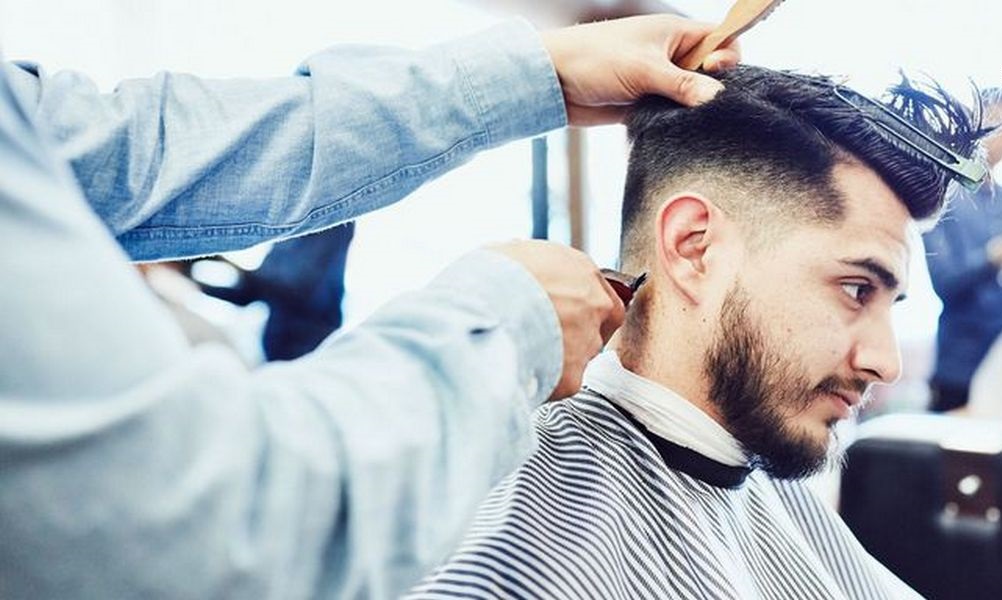 Chuẩn bị nền tảng thật kĩ trước khi cầm kéo sẽ giúp bạn hạn chế các sai lầm khi tạo kiểu tóc nam.