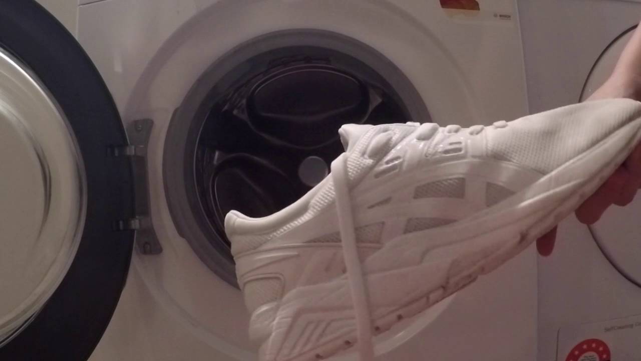 Hãy tra cứu trước khi cho vào máy vì không phải loại giày nào cũng giặt được bằng phương pháp này.