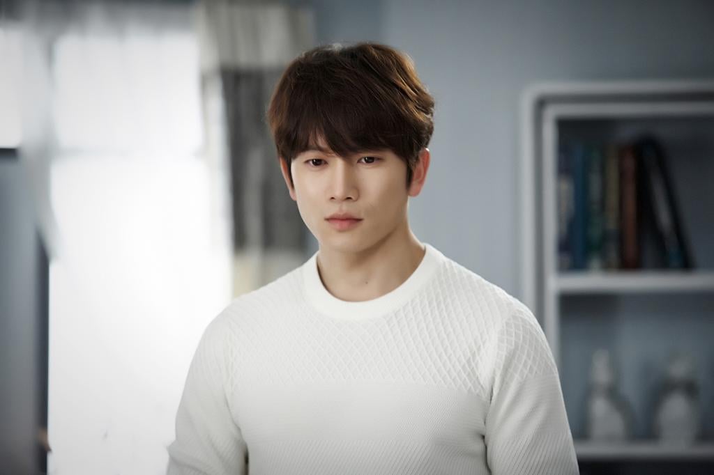 Kiểu tóc nam trẻ trung của Jisung khi vào vai chàng giám đốc đa nhân cách trong phim.
