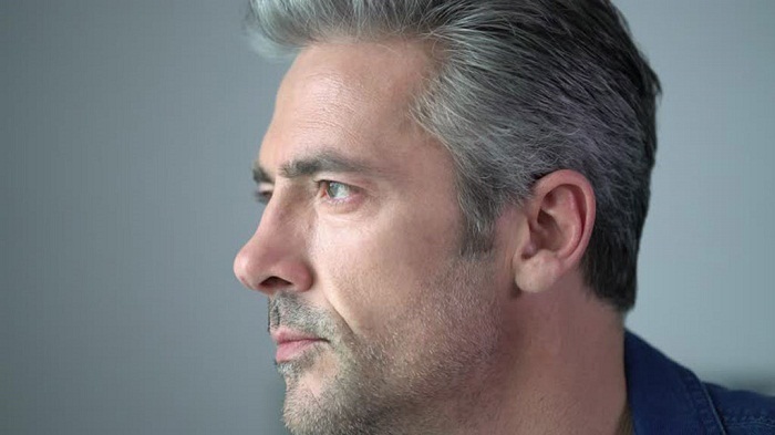 Có rất nhiều nguyên nhân gây nên hiện tượng bạc tóc nam giới