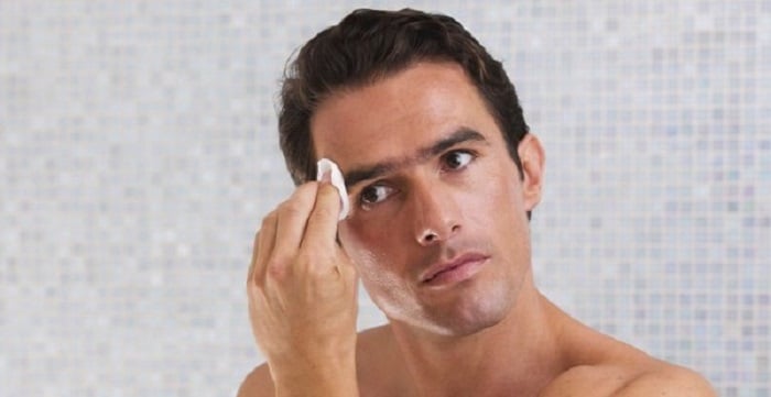 Vỗ nhẹ lên mặt sẽ giúp toner thẩm thấu nhanh hơn vào làn da