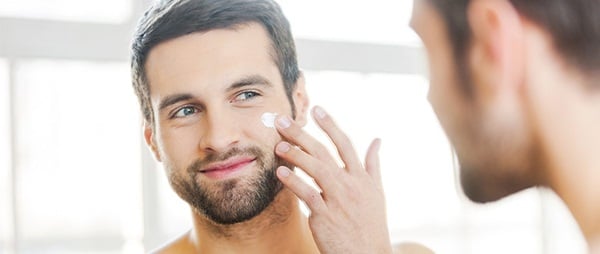 Sử dụng kem chống nắng là vô cùng cần thiết với làn da dầu của nam giới