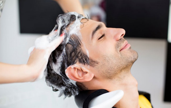 Khi dùng sáp, mái tóc nam cũng sẽ bị ảnh hưởng ít nhiều nên rất cần được chăm sóc