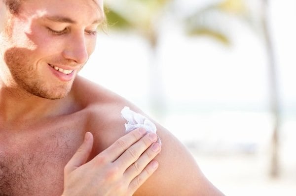 Sử dụng kem chống nắng giúp bảo vệ làn da khỏi những tác hại do mặt trời gây ra