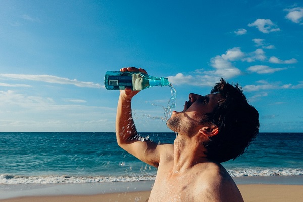Cung cấp đủ nước cho cơ thể để tránh việc bị say nắng