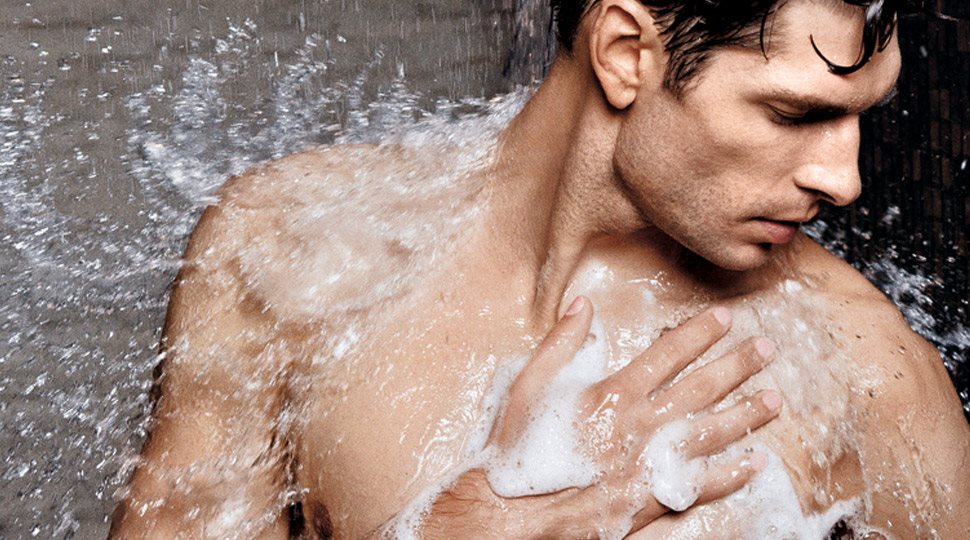 Tắm với sữa tắm là phương pháp khử mùi hiệu quả dành cho nam giới