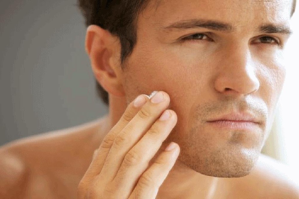 Tip chăm sóc làn da khô trong mùa hè này dành cho nam giới