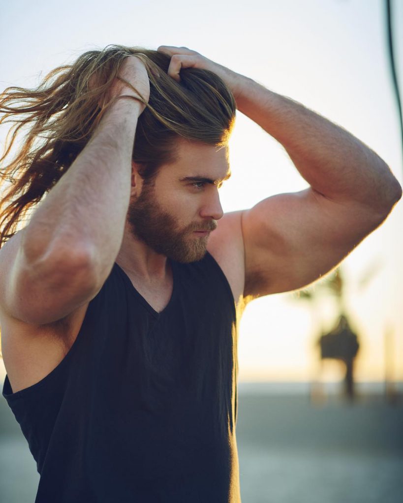 Mái tóc nam dài sẽ giúp bạn tôn lên vẻ đẹp lãng tử phong trần
